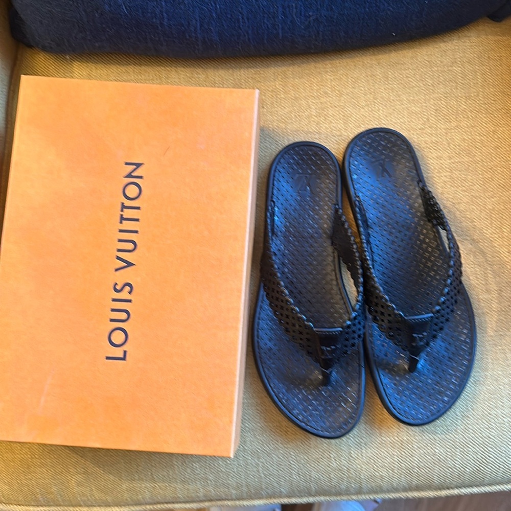 Louis Vuitton like new flip flops size 7